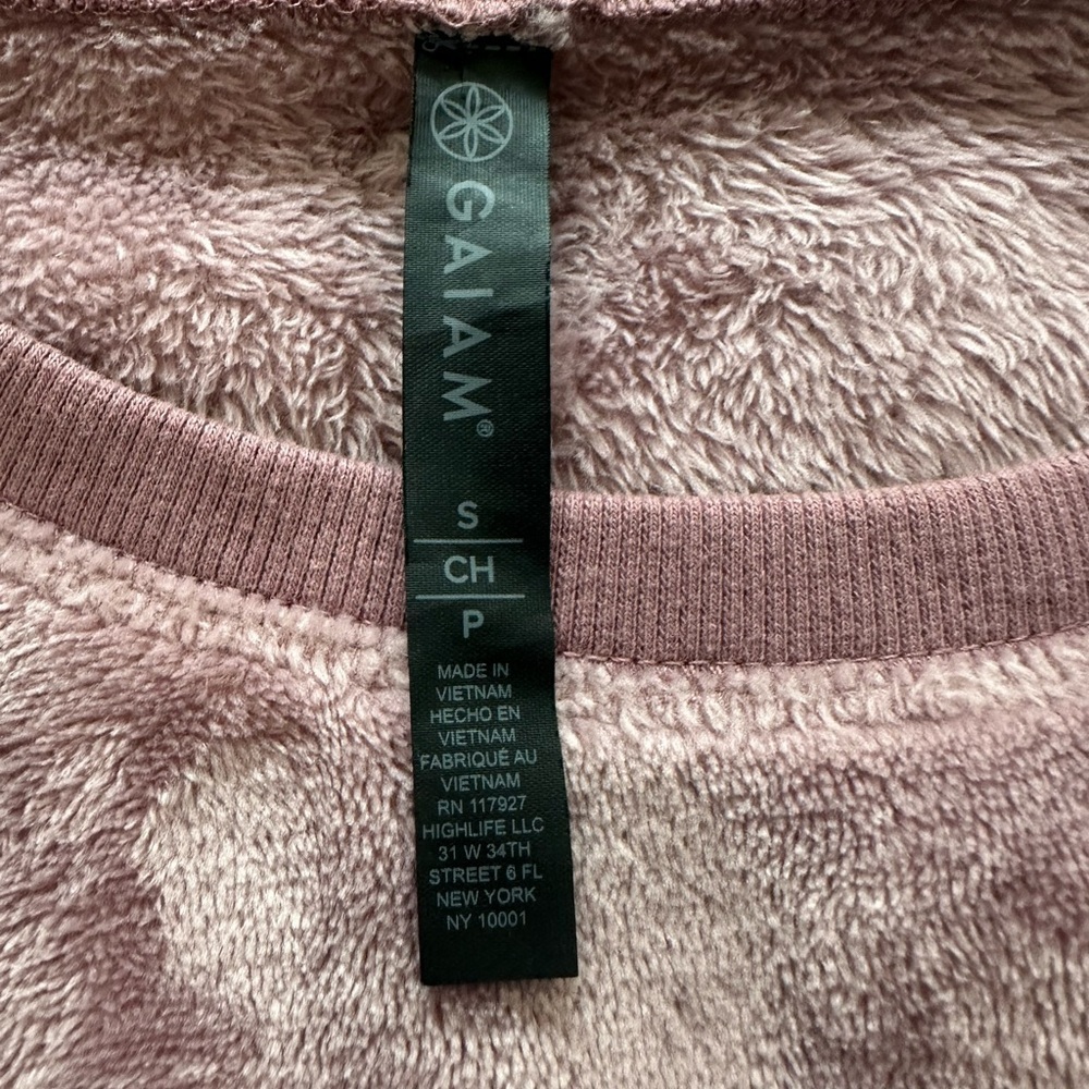 GAIAM Faux Fur Soft Pink Pullover - Picture 2 of 3